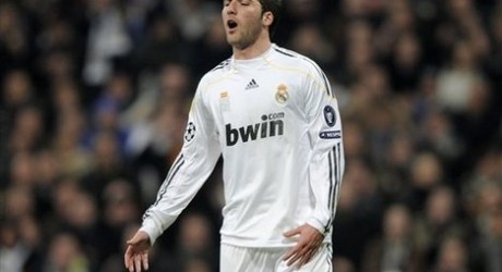 Gonzalo Higuaín's two early misses came back to haunt los blancos at the end of the first half.